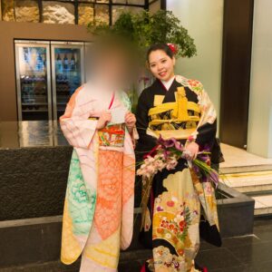 黒色のリメイク引き振袖を着た花嫁と花婿