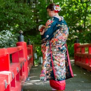 ダークグリーン色のリメイク打掛を着た花嫁