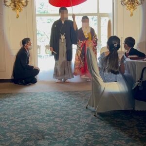 紫色のリメイク打掛を着た花嫁と花婿