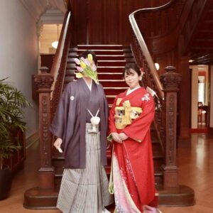 赤色のリメイク引き振袖を着た花嫁と花婿