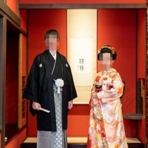 黄色のリメイク引き振袖を着た花嫁と花婿