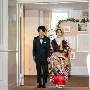 茶色のリメイク打掛を着た花嫁と花婿