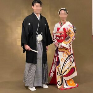 白色のリメイク引き振袖を着た花嫁と花婿
