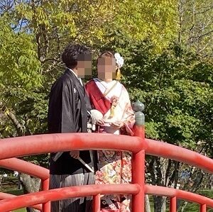 赤色のリメイク打掛を着た花嫁と花婿