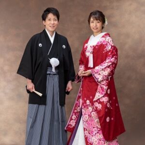 赤色のリメイク打掛を着た花嫁と花婿