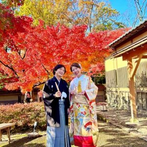 桃色のリメイク打掛を着た花嫁と花婿