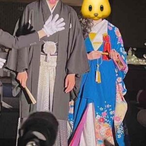 水色のリメイク打掛を着た花嫁と花婿