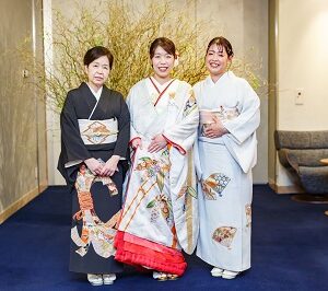 白色のリメイク打掛を着た花嫁とご親族様