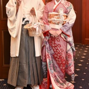 赤色のリメイク引き振袖を着た花嫁と花婿