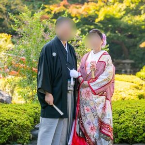絞りのリメイク打掛を着た花嫁と花婿
