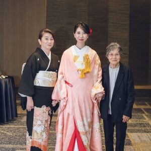 ピンク色のリメイク打掛を着た花嫁とご家族