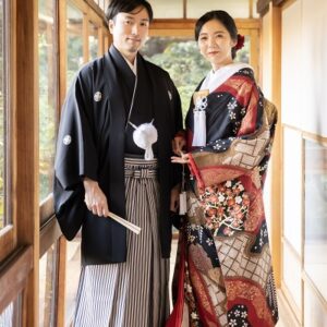 黒色のリメイク打掛を着た花嫁と花婿