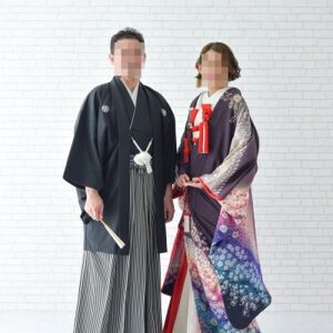 紫色のリメイク打掛を着た花嫁と花婿