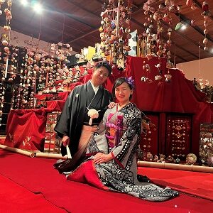 黒色のリメイク引き振袖を着た花嫁と花婿
