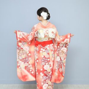 サーモンピンク色のリメイク引き振袖を着た花嫁