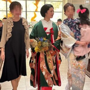 緑色のリメイク打掛を着た花嫁とご友人