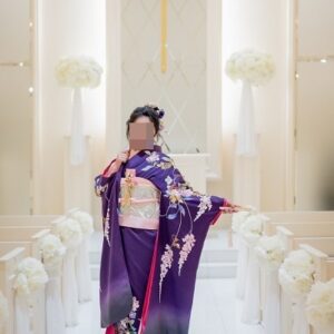 紫色のリメイク引き振袖を着た花嫁