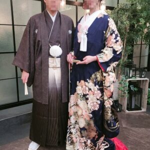 紺色のリメイク打掛を着た花嫁と花婿