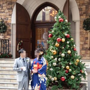 紺色のリメイク引き振袖を着た花嫁と花婿