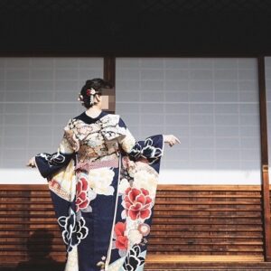 紺色のリメイク引き振袖を着た花嫁