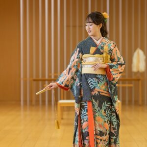 黒色のリメイク引き振袖を着た花嫁