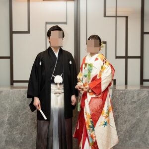 白色のリメイク打掛を着た花嫁と花婿
