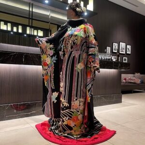 黒色のリメイク打掛を着た花嫁