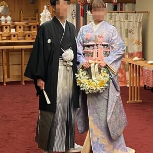 薄紫色のリメイク引き振袖を着た花嫁と花婿