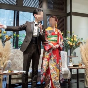 赤色のリメイク引き振袖を着た花嫁と花婿