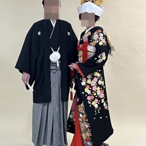 黒色のリメイク引き振袖を着た花嫁と花婿