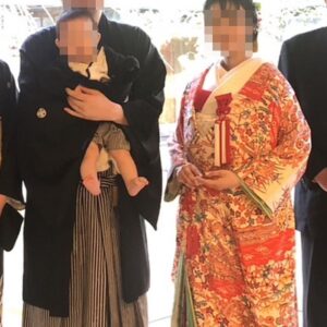 白地のリメイク打掛を着た花嫁と花婿とお子様