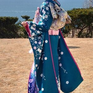 青色のリメイク引き振袖を着た花嫁