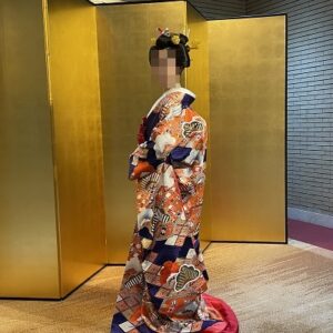 青色のリメイク引き振袖を着た花嫁