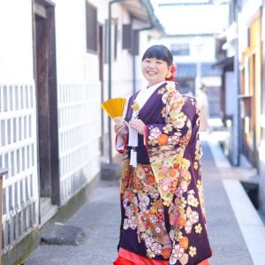 紫色のリメイク打掛を着た花嫁