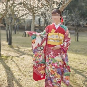 赤色のリメイク引き振袖を着た花嫁