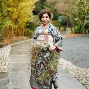 黒色のリメイク引き振袖を着た花嫁