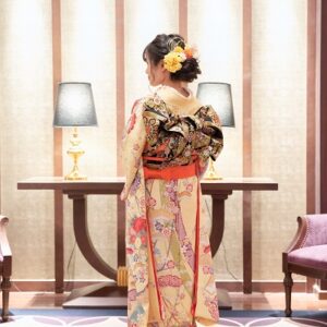 黄色のリメイク引き振袖を着た花嫁