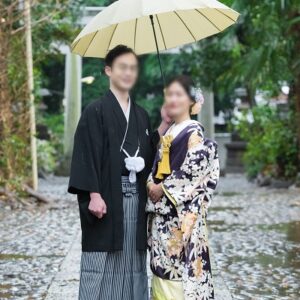 紫色のリメイク打掛を着た花嫁と花婿