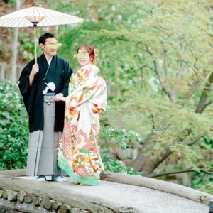 白色のリメイク打掛を着た花嫁と花婿