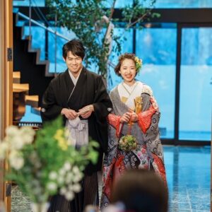 総柄のリメイク打掛を着た花嫁と花婿