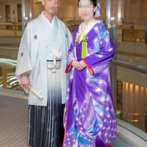 紫色のリメイク打掛を着た花嫁と花婿