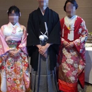 赤色のリメイク打掛を着た花嫁と花婿とご親族様