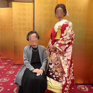 赤色のリメイク打掛を着た花嫁とお祖母様