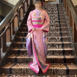 桃色のリメイク引き振袖を着た花嫁