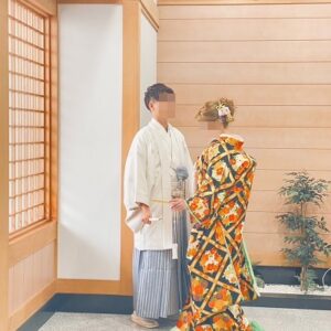 総柄のリメイク打掛を着た花嫁と花婿