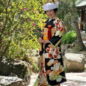 黒色のリメイク引き振袖を着た花嫁