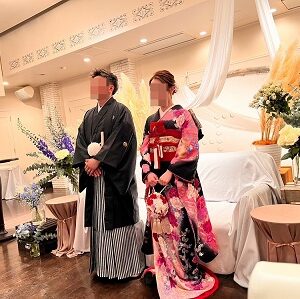 黒色のリメイク引き振袖を着た花嫁と花婿