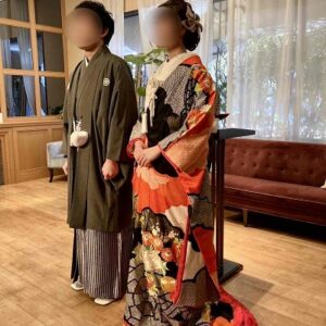朱色のリメイク打掛を着た花嫁と花婿