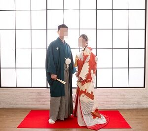 白色のリメイク打掛を着た花嫁と花婿
