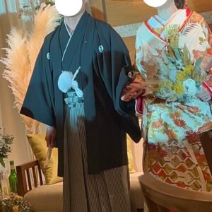 白色のリメイク打掛を着た花嫁と花婿